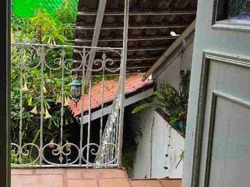 VENTA DE CASA ESTILO CAMPESTRE MEXICANO, INDEPENDIENTE 358 mt DE TERRENO, MUY AMPLIA. CON RECÁMARA EN PLANTA BAJA, AL SUR DE LA CIUDAD. CONTRERAS CDMX
