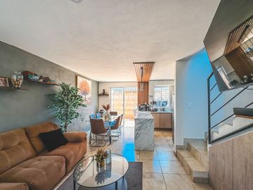 CASA EN VENTA CON 3 RECÁMARAS Y ROOF GARDEN TECHADO EN FRACCIONAMIENTO DE SAN FRANCISCO OCOTLÁN, CORONANGO
