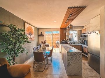 CASA EN VENTA CON 3 RECÁMARAS Y ROOF GARDEN TECHADO EN FRACCIONAMIENTO DE SAN FRANCISCO OCOTLÁN, CORONANGO