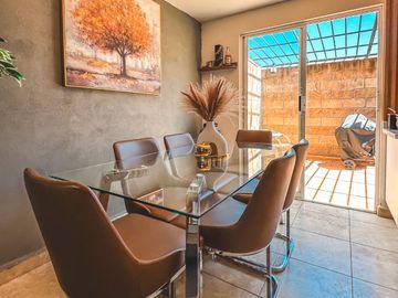 CASA EN VENTA CON 3 RECÁMARAS Y ROOF GARDEN TECHADO EN FRACCIONAMIENTO DE SAN FRANCISCO OCOTLÁN, CORONANGO