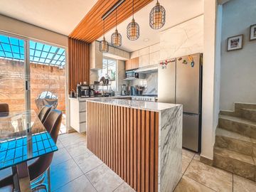 CASA EN VENTA CON 3 RECÁMARAS Y ROOF GARDEN TECHADO EN FRACCIONAMIENTO DE SAN FRANCISCO OCOTLÁN, CORONANGO