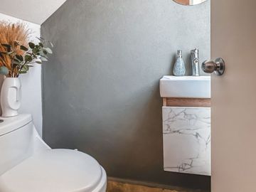 CASA EN VENTA CON 3 RECÁMARAS Y ROOF GARDEN TECHADO EN FRACCIONAMIENTO DE SAN FRANCISCO OCOTLÁN, CORONANGO