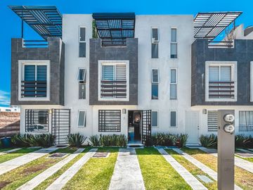 CASA EN VENTA CON 3 RECÁMARAS Y ROOF GARDEN TECHADO EN FRACCIONAMIENTO DE SAN FRANCISCO OCOTLÁN, CORONANGO