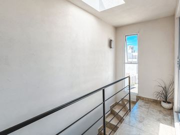 CASA EN VENTA CON 3 RECÁMARAS Y ROOF GARDEN TECHADO EN FRACCIONAMIENTO DE SAN FRANCISCO OCOTLÁN, CORONANGO