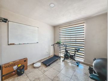 CASA EN VENTA CON 3 RECÁMARAS Y ROOF GARDEN TECHADO EN FRACCIONAMIENTO DE SAN FRANCISCO OCOTLÁN, CORONANGO