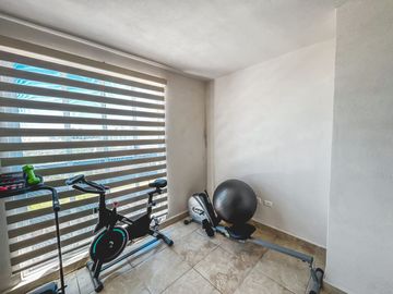 CASA EN VENTA CON 3 RECÁMARAS Y ROOF GARDEN TECHADO EN FRACCIONAMIENTO DE SAN FRANCISCO OCOTLÁN, CORONANGO