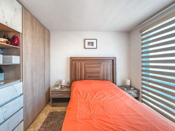 CASA EN VENTA CON 3 RECÁMARAS Y ROOF GARDEN TECHADO EN FRACCIONAMIENTO DE SAN FRANCISCO OCOTLÁN, CORONANGO