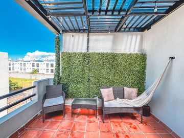 CASA EN VENTA CON 3 RECÁMARAS Y ROOF GARDEN TECHADO EN FRACCIONAMIENTO DE SAN FRANCISCO OCOTLÁN, CORONANGO