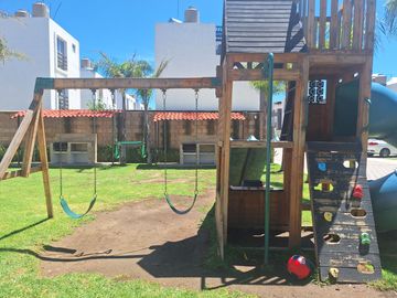 CASA EN VENTA CON 3 RECÁMARAS Y ROOF GARDEN TECHADO EN FRACCIONAMIENTO DE SAN FRANCISCO OCOTLÁN, CORONANGO