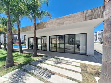 CASA EN VENTA CON 3 RECÁMARAS Y ROOF GARDEN TECHADO EN FRACCIONAMIENTO DE SAN FRANCISCO OCOTLÁN, CORONANGO