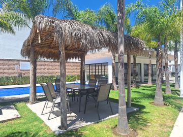 CASA EN VENTA CON 3 RECÁMARAS Y ROOF GARDEN TECHADO EN FRACCIONAMIENTO DE SAN FRANCISCO OCOTLÁN, CORONANGO