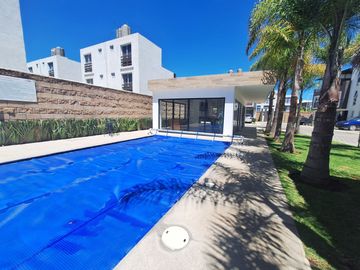 CASA EN VENTA CON 3 RECÁMARAS Y ROOF GARDEN TECHADO EN FRACCIONAMIENTO DE SAN FRANCISCO OCOTLÁN, CORONANGO