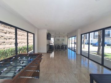 CASA EN VENTA CON 3 RECÁMARAS Y ROOF GARDEN TECHADO EN FRACCIONAMIENTO DE SAN FRANCISCO OCOTLÁN, CORONANGO