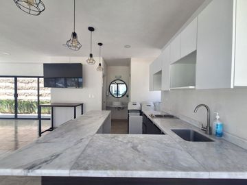 CASA EN VENTA CON 3 RECÁMARAS Y ROOF GARDEN TECHADO EN FRACCIONAMIENTO DE SAN FRANCISCO OCOTLÁN, CORONANGO