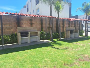 CASA EN VENTA CON 3 RECÁMARAS Y ROOF GARDEN TECHADO EN FRACCIONAMIENTO DE SAN FRANCISCO OCOTLÁN, CORONANGO