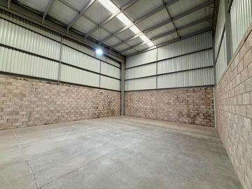 BODEGA DE 216m2 EN RENTA DENTRO DE PARQUE A UNOS PASOS DE CARR. 57, Querétaro!