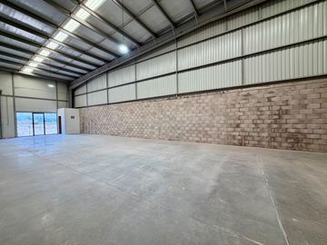 BODEGA DE 216m2 EN RENTA DENTRO DE PARQUE A UNOS PASOS DE CARR. 57, Querétaro!