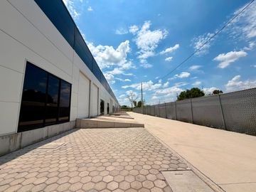 BODEGA DE 216m2 EN RENTA DENTRO DE PARQUE A UNOS PASOS DE CARR. 57, Querétaro!