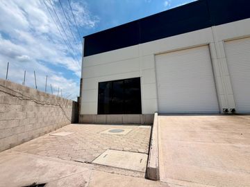 BODEGA DE 216m2 EN RENTA DENTRO DE PARQUE A UNOS PASOS DE CARR. 57, Querétaro!
