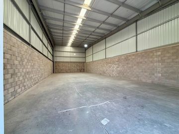 BODEGA DE 216m2 EN RENTA DENTRO DE PARQUE A UNOS PASOS DE CARR. 57, Querétaro!