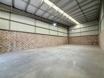 BODEGA DE 216m2 EN RENTA DENTRO DE PARQUE A UNOS PASOS DE CARR. 57, Querétaro!