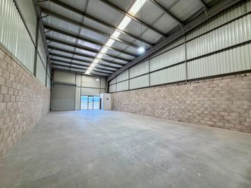 BODEGA DE 216m2 EN RENTA DENTRO DE PARQUE A UNOS PASOS DE CARR. 57, Querétaro!