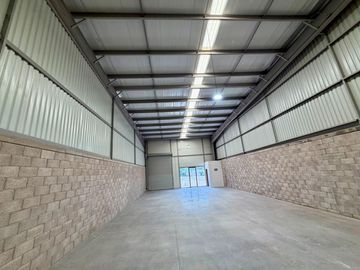 BODEGA DE 216m2 EN RENTA DENTRO DE PARQUE A UNOS PASOS DE CARR. 57, Querétaro!