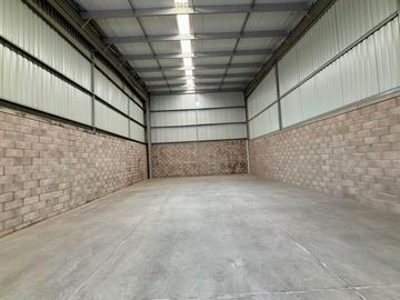 BODEGA DE 216m2 EN RENTA DENTRO DE PARQUE A UNOS PASOS DE CARR. 57, Querétaro!