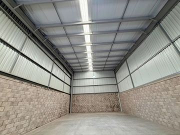 BODEGA DE 216m2 EN RENTA DENTRO DE PARQUE A UNOS PASOS DE CARR. 57, Querétaro!