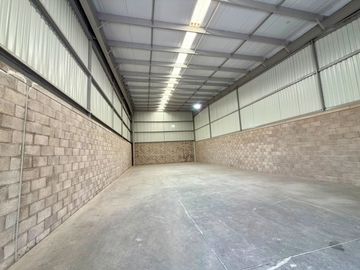 BODEGA DE 216m2 EN RENTA DENTRO DE PARQUE A UNOS PASOS DE CARR. 57, Querétaro!