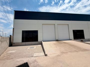 BODEGA DE 216m2 EN RENTA DENTRO DE PARQUE A UNOS PASOS DE CARR. 57, Querétaro!