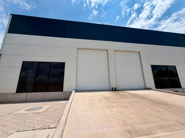 BODEGA DE 216m2 EN RENTA DENTRO DE PARQUE A UNOS PASOS DE CARR. 57, Querétaro!