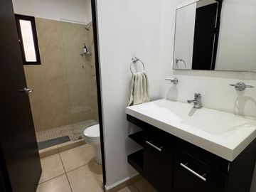 Departamento Amueblado en Renta de 2 Recámaras en Av. 135 Cancún | Planta Baja con Alberca y Gimnasio