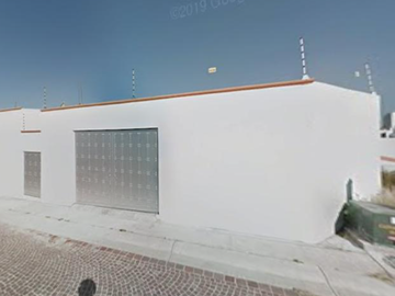 CASA EN JURIQUILLA QUERETARO ACABADOS DE LUJO, CUENTA CON TODOS LOS SERVCIOS Y AMENIDADES.