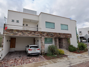 CASA EN JURIQUILLA QUERETARO ACABADOS DE LUJO, CUENTA CON TODOS LOS SERVCIOS Y AMENIDADES.