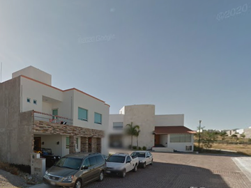 CASA EN JURIQUILLA QUERETARO ACABADOS DE LUJO, CUENTA CON TODOS LOS SERVCIOS Y AMENIDADES.