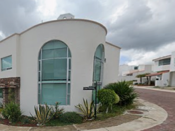 CASA EN JURIQUILLA QUERETARO ACABADOS DE LUJO, CUENTA CON TODOS LOS SERVCIOS Y AMENIDADES.