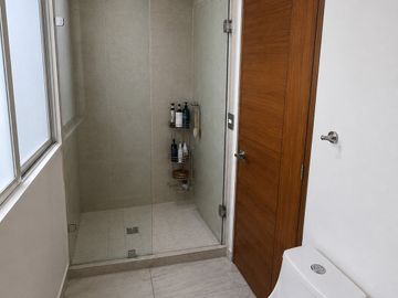 EN RENTA amplísimo Departamento Torres Marbella El Refugio Queretaro