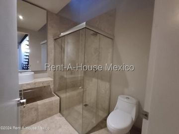 Casa en renta de 3 niveles con roof garden y cuarto de servicio – Zibatá, Querétaro