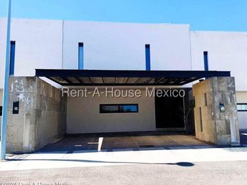 Casa en renta de 3 niveles con roof garden y cuarto de servicio – Zibatá, Querétaro