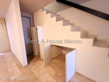 Casa en renta de 3 niveles con roof garden y cuarto de servicio – Zibatá, Querétaro