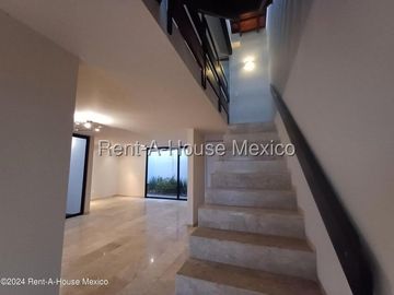 Casa en renta de 3 niveles con roof garden y cuarto de servicio – Zibatá, Querétaro