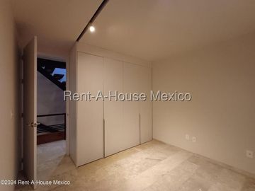 Casa en renta de 3 niveles con roof garden y cuarto de servicio – Zibatá, Querétaro
