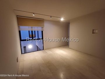 Casa en renta de 3 niveles con roof garden y cuarto de servicio – Zibatá, Querétaro