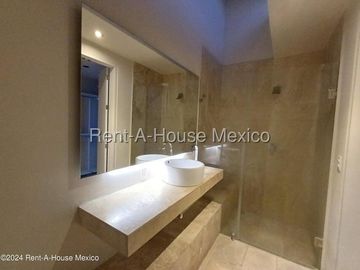 Casa en renta de 3 niveles con roof garden y cuarto de servicio – Zibatá, Querétaro
