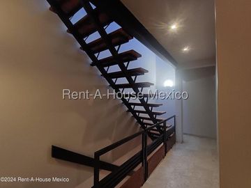 Casa en renta de 3 niveles con roof garden y cuarto de servicio – Zibatá, Querétaro