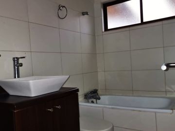 CASA DOS PISOS INDEPENDIENTE SOLIDA EN CONDOMINIO