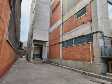 PEQUEÑO ESPACIO PARA ALMACENAMIENTO