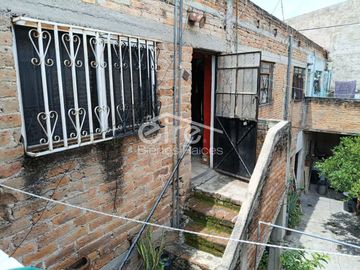Casa en venta cerca de Plaza Revolución | 10 recámaras y 3 estacionamientos