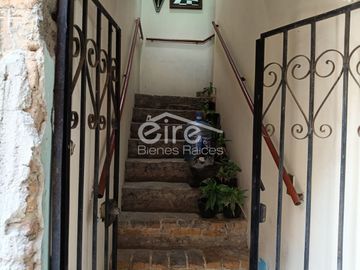 Casa en venta cerca de Plaza Revolución | 10 recámaras y 3 estacionamientos